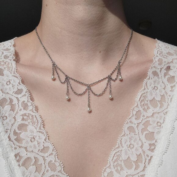 Victorian white pearls and draped chains necklace with a small silver chain - Picture 8 of 9